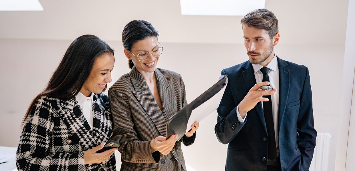 Group talking Consultoría de Ingenieria para Seguros